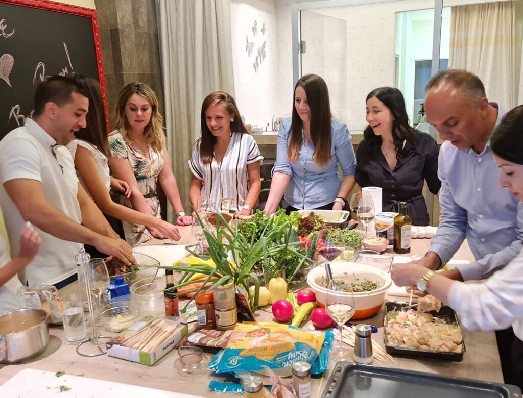 Kolege zajedno pripremaju hranu u Experience center kuhinji