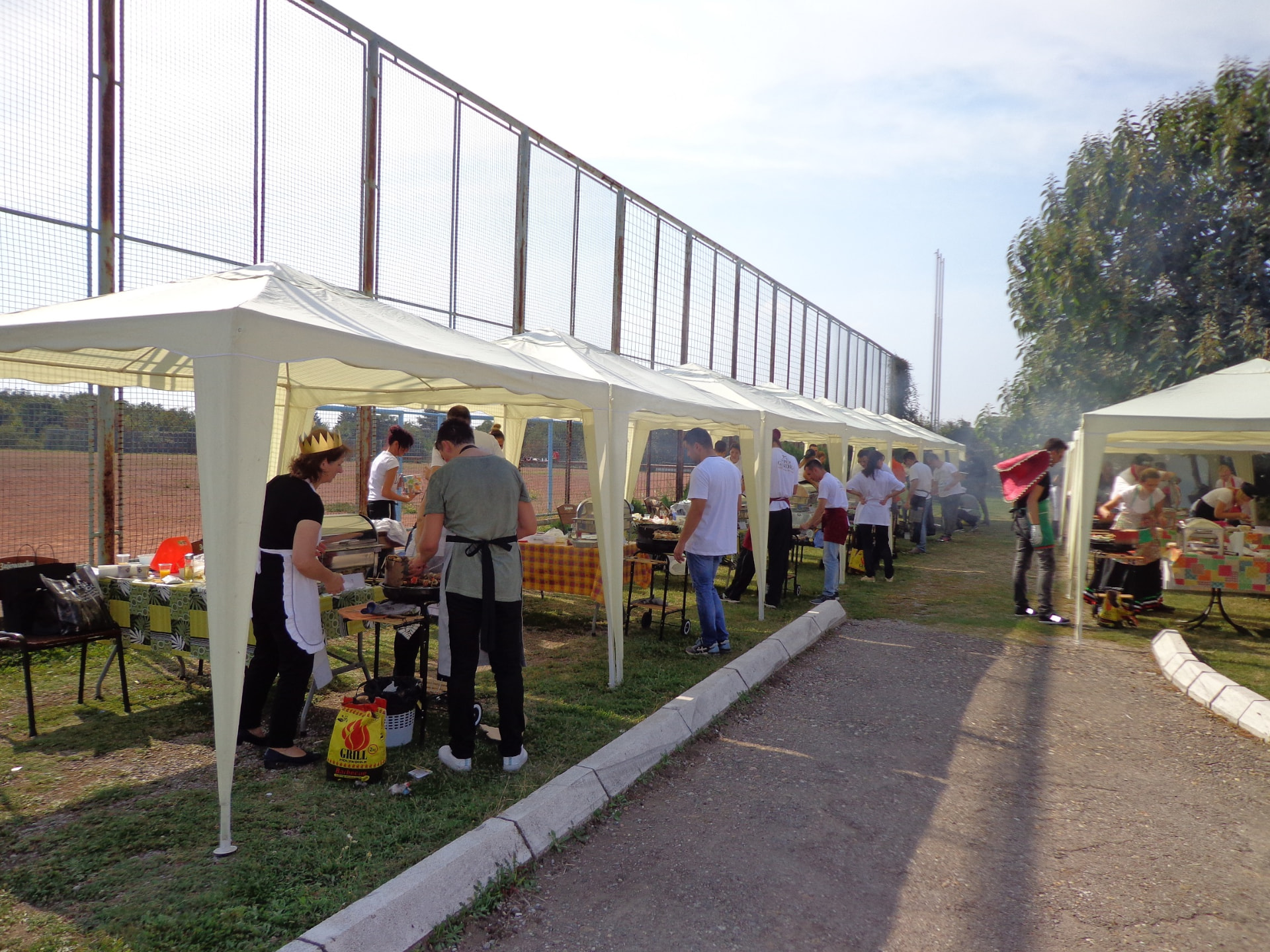 Zajedničko kuvanje pod tendama na otvorenom